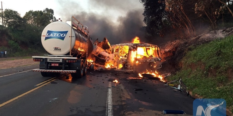 В Бразилии автобус столкнулся с бензовозом. Более 20 пассажиров погибли