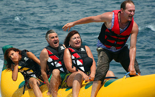 За Крым. Украинские пограничники запретили въезд в Украину двум актерам из “Сватов”