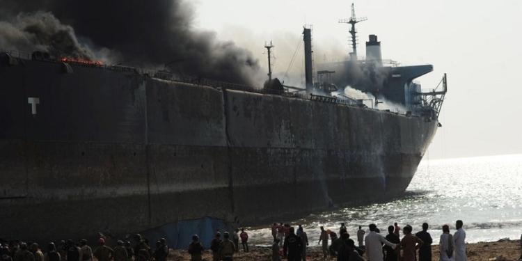 В Пакистане взорвался старый танкер во время утилизации. Уже известно о 12 погибших