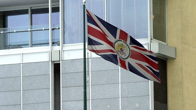 “Империя наносит ответный удар”: на территорию британского посольства в Москве бросили “окровавленные” манекены