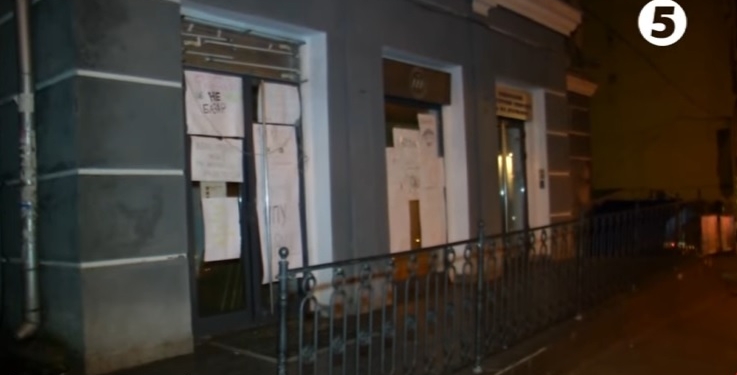 Студенты университета им.Драгоманова празднуют победу – они отстояли корпус и сняли осаду