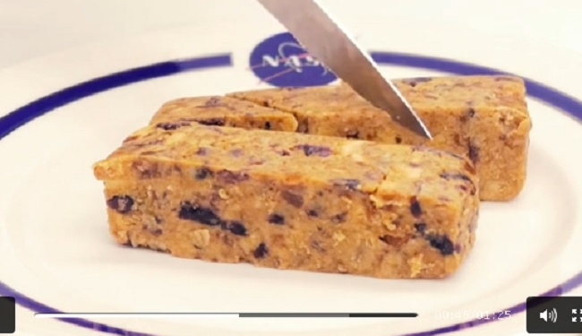 Что будут есть в космосе “лунатики” и американские астронавты. Меню