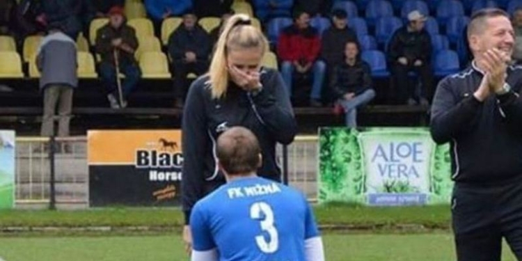 В Словакии футболист сделал предложение судье на линии