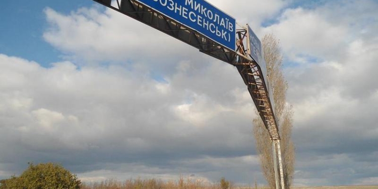 На въезде в Николаев какой-то «негабарит» повредил П-образную конструкцию с дорожными указателями