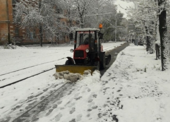 В Николаеве выпал первый снег. В мэрии отчитались, что всю ночь дороги посыпались противогололедной смесью