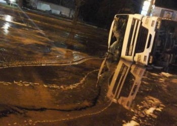 «Аннушка-многотонка»: в Николаеве на кольце у старого кладбища ночью перевернулась фура с подсолнечным маслом