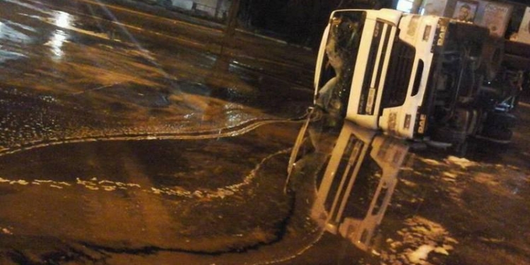 «Аннушка-многотонка»: в Николаеве на кольце у старого кладбища ночью перевернулась фура с подсолнечным маслом