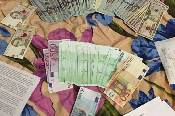 В Запорожье задержали полицейских, которые ограбили пенсионера на десятки тысяч долларов