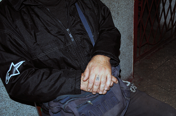 Двое мужчин пришли в николаевский магазин за спиртным и сигаретами – правда, ночью, и с ломиком вместо денег