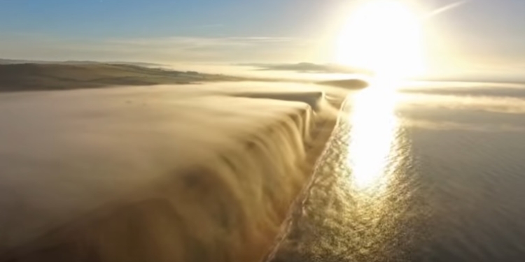 Приятно глазу, особенно в пятницу. То ли туман, то ли водопад, но красиво!