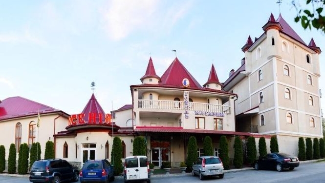 Жертв отравления в ресторане Каменец-Подольского уже 56. Трое детей в тяжелом состоянии