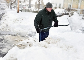 Там тоже вооружились лопатами, хотя дети радуются: в штате Нью-Йорк – рекордный снегопад