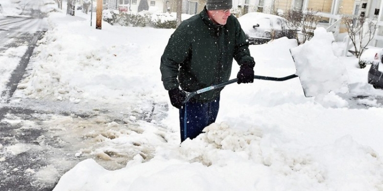 Там тоже вооружились лопатами, хотя дети радуются: в штате Нью-Йорк – рекордный снегопад