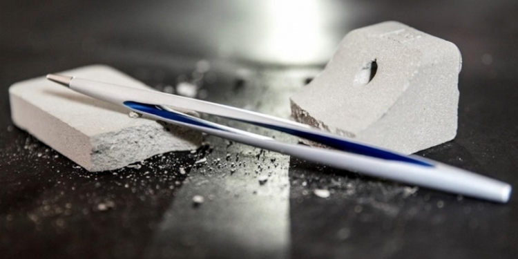 Дизайнеры презентовали ручку, пишущую без чернил