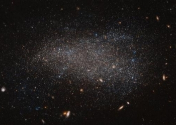 Астрономы с помощью Hubble получили снимок карликовой неправильной галактики