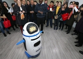 Китайский робот на выставке впервые в истории напал на человека