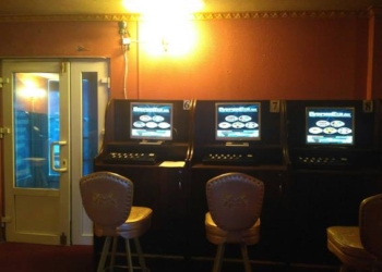 Деньги пачками, системные блоки, флешки, веб-камеры и наркотики: на Николаевщине пресекли работу сети игорных залов