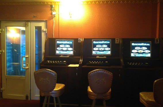 Деньги пачками, системные блоки, флешки, веб-камеры и наркотики: на Николаевщине пресекли работу сети игорных залов