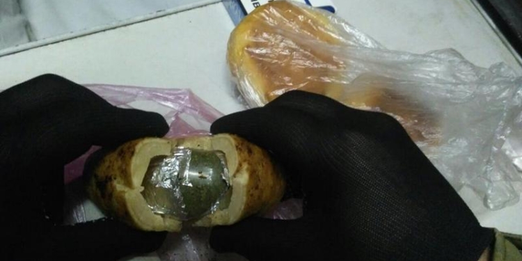 Пограничники не дали ввезти и вывезти «веселые пирожки» и консервированную капусту с «сюрпризом»