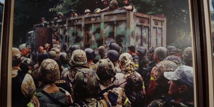 “Дань памяти ребятам”: в Днепре открыта выставка об «Иловайском котле»