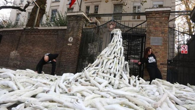 В Лондоне активисты завалили посольство РФ пластиковыми руками 1