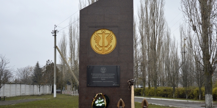 «Воинам Украины от народа»: в Николаеве открыли cтелу погибшим морским пехотинцам