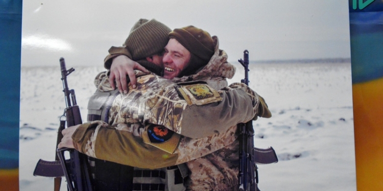 «За каждой фотографией своя история»: в Николаеве открыли выставку из личных архивов бойцов АТО