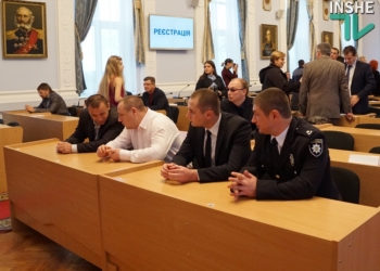 На сессии Николаевского горсовета поблагодарили полицейских, обезвредивших преступников с гранатой