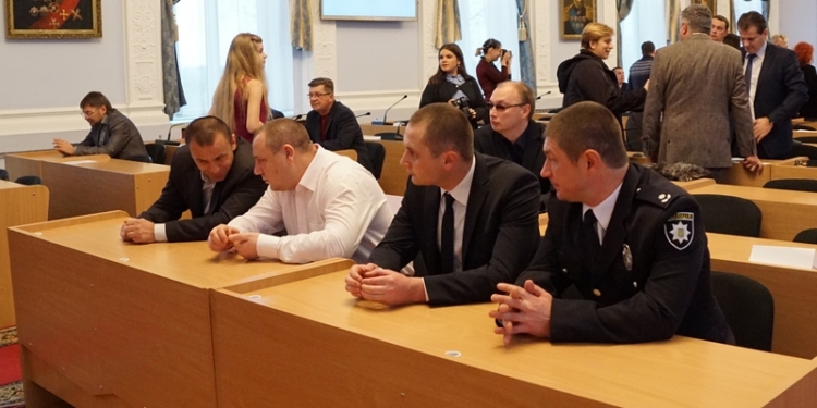 На сессии Николаевского горсовета поблагодарили полицейских, обезвредивших преступников с гранатой