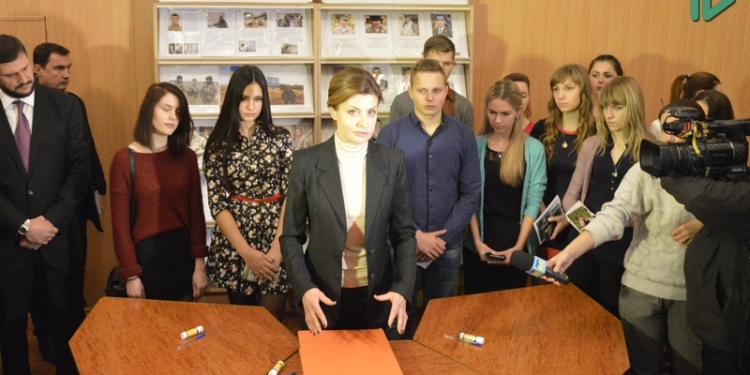 В Николаеве студенты вместе с первой леди Украины создали свою страницу в «Книге Мира»