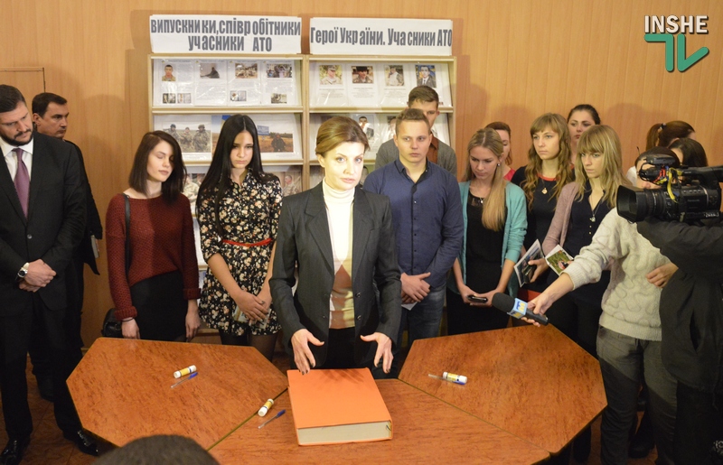В Николаеве студенты вместе с первой леди Украины создали свою страницу в «Книге Мира» 5