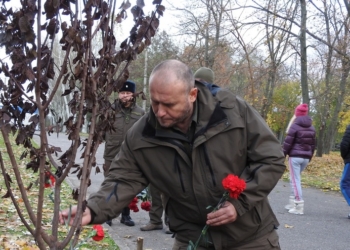 В Николаеве Полторак и Ярош возложили цветы к «Деревьям памяти»