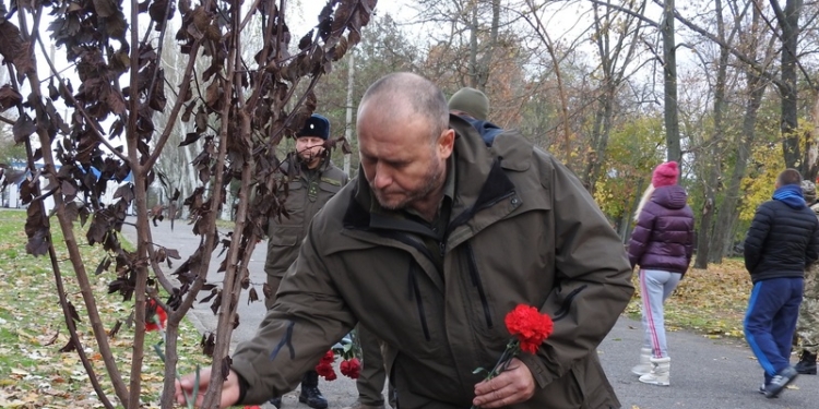 В Николаеве Полторак и Ярош возложили цветы к «Деревьям памяти»