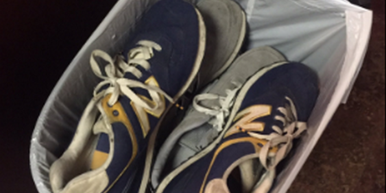 Американцы сжигают и выбрасывают кроссовки New Balance в ответ на поддержку Трампа со стороны бренда