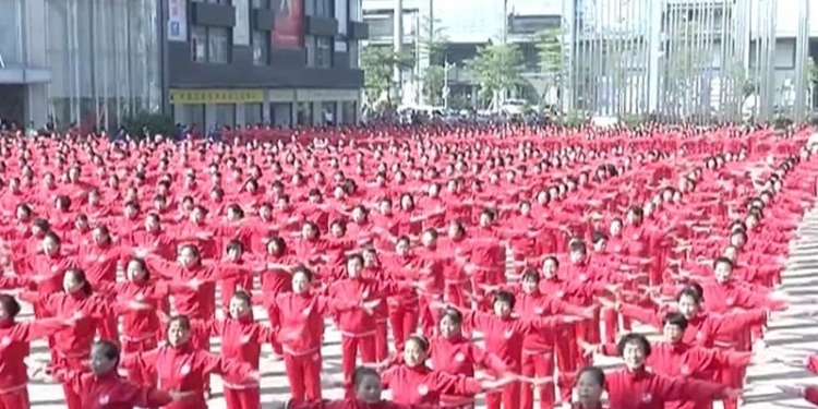 50 тысяч китайцев исполнили синхронный танец