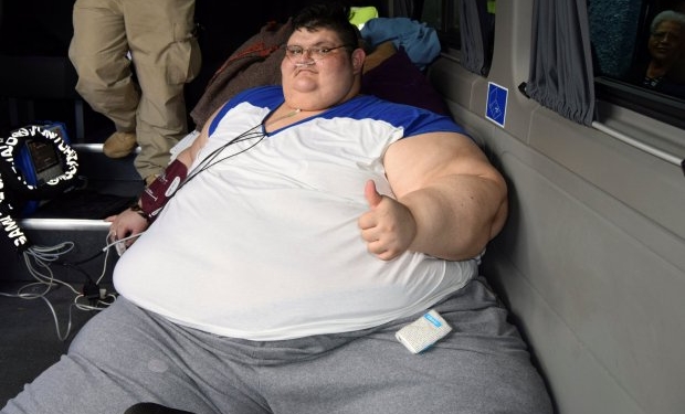 Мексиканец весом в 500 кг впервые выбрался из дома с помощью спецтехники