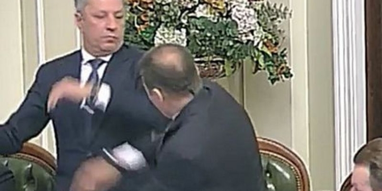 Главный “оппозиционер” Бойко набросился с кулаками на “радикала” Ляшко на Согласительной раде в ВР