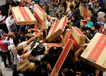 Когда магазины делают настоящие скидки: фото и видео “черной пятницы”