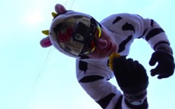 Прыжок с национальным колоритом. Минский роупджампер макнул драник в сметану с 25-метровой высоты