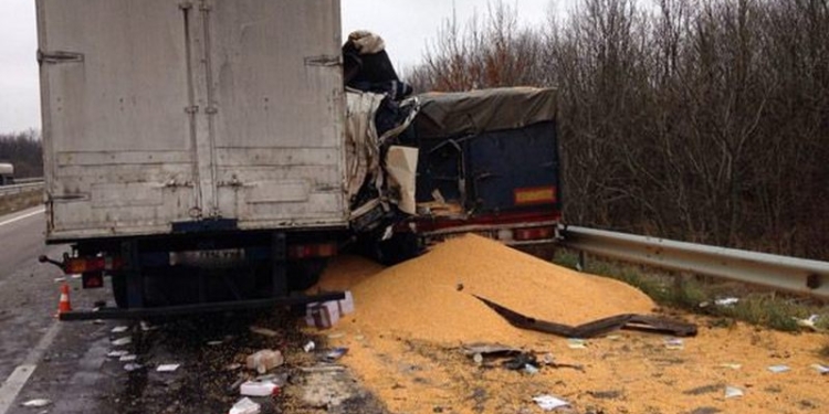 На въезде в Николаевскую область столкнулись два зерновоза