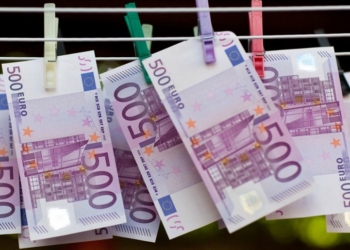 В Болгарии фальшивомонетчики спрятали в озере 13 млн. фальшивых евро