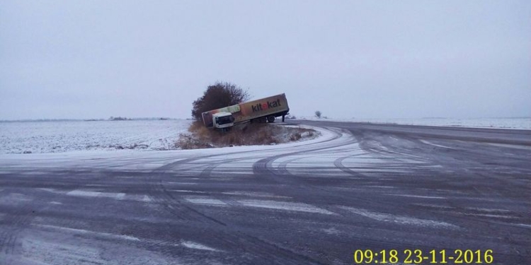 Первый же гололед на Николаевщине отправил в кювет две фуры