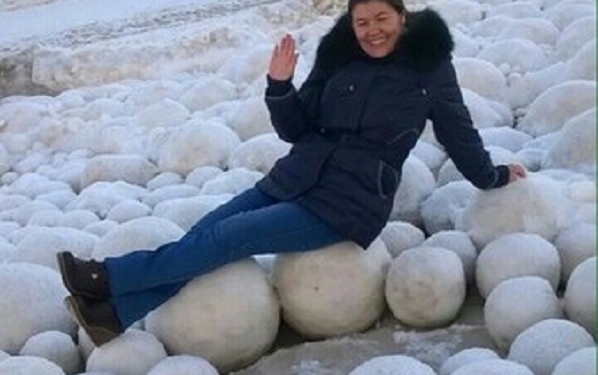Необычное природное явление на Ямале – снежки размером с футбольный мяч