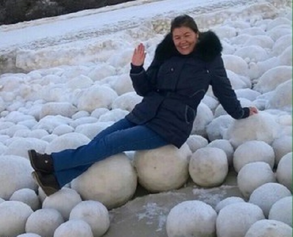 Необычное природное явление на Ямале - снежки размером с футбольный мяч 3