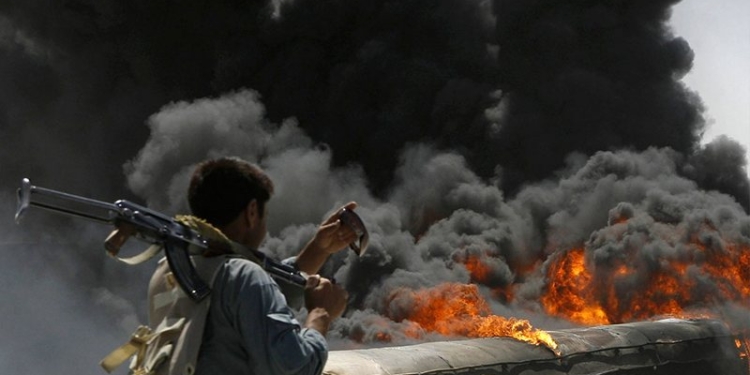 Боевики ИГИЛ поджигают нефтяные скважины, отступая от Мосула