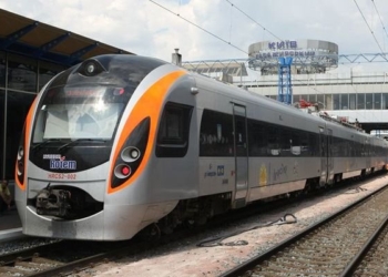 Поезд Интерсити+ Львов-Киев застрял на полпути из-за снегопада