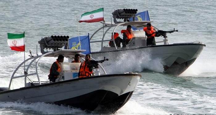 Глупость или провокация. В Ормузском проливе иранский катер угрожал американскому вертолету