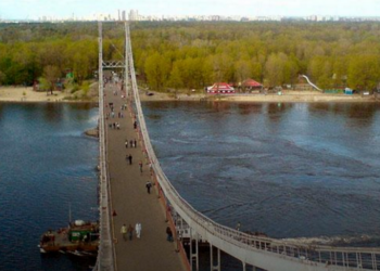 Отделалась вывихом ноги: девушка упала в Днепр, решившись прогуляться по перилам моста