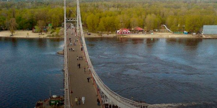 Отделалась вывихом ноги: девушка упала в Днепр, решившись прогуляться по перилам моста