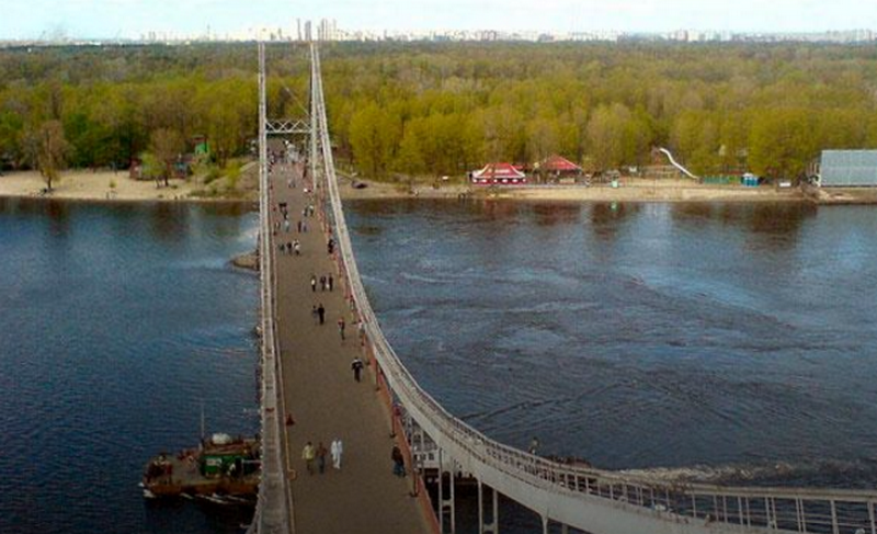 Отделалась вывихом ноги: девушка упала в Днепр, решившись прогуляться по перилам моста 1